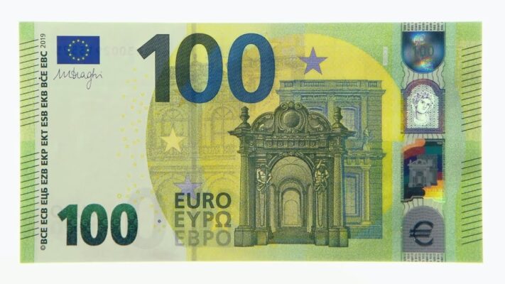 €100 Euro Bills